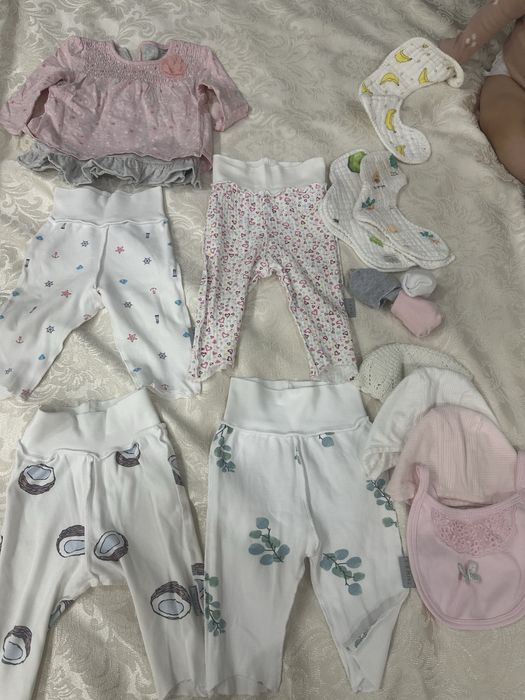 Чепчики, слюнявчики, ползунки, кофточки