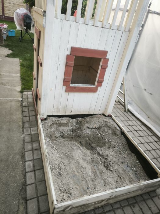 Spatiu de joaca pt copii - Căsuța de lemn cu topogan