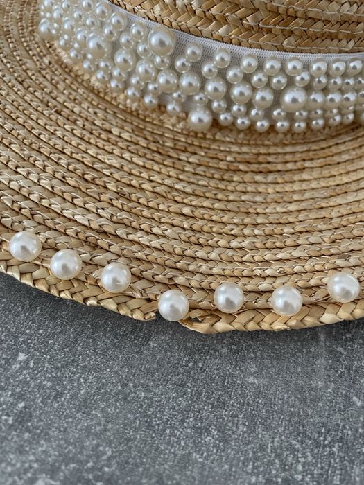 Сламена плажна шапка с декорация от перли