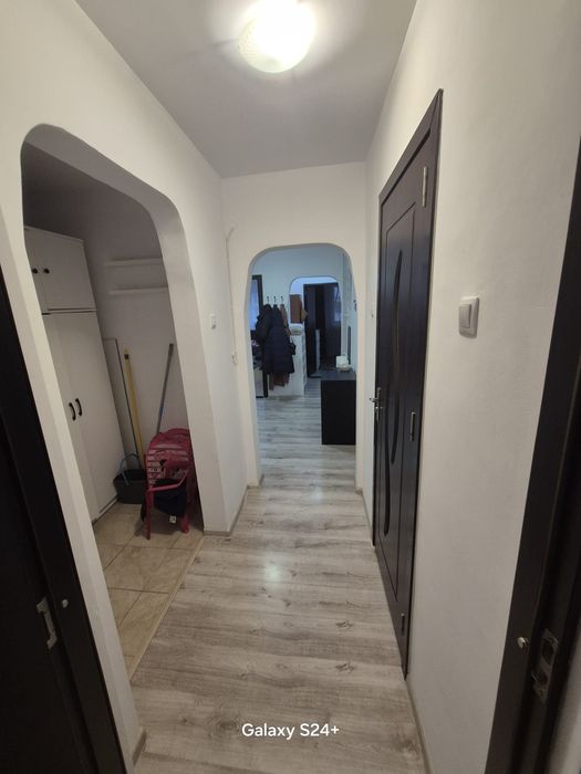 închiriez apartament la parter