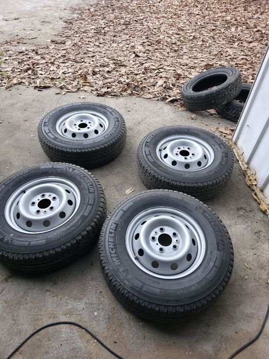 Michelin agilis camping 225.75.16 нови