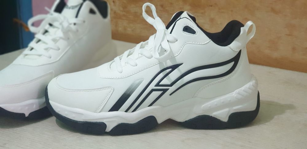 Продам новые кроссовки