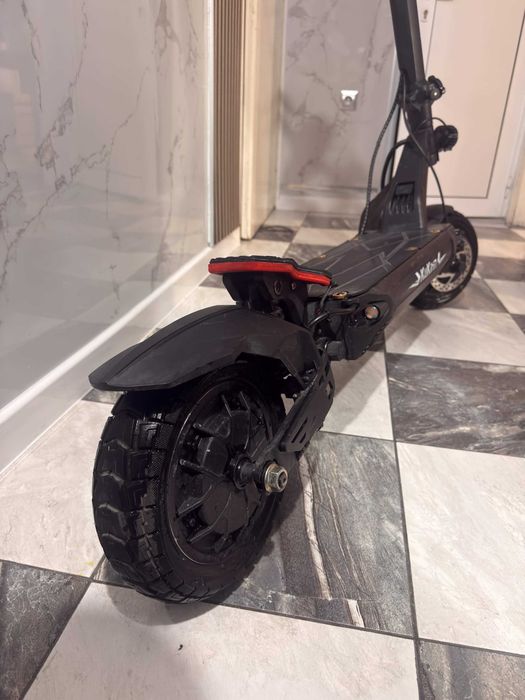 Продавам електрическа тротинетка KuKirin G2 Master 2025