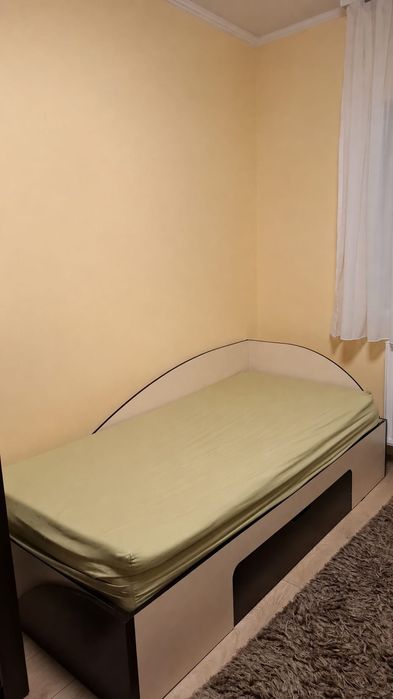 Vând pat si dulap cu rafturi