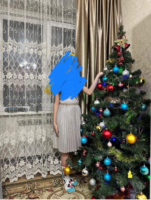 Срочно продам елку с игрушками и гирляндой