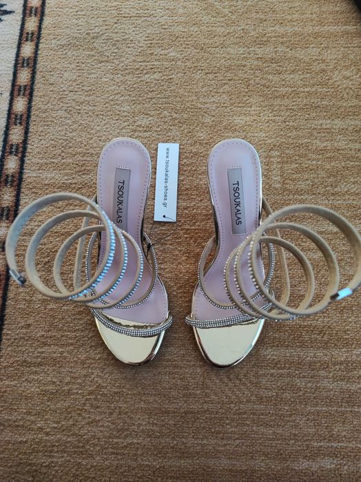 Сандали с връзване около прасеца