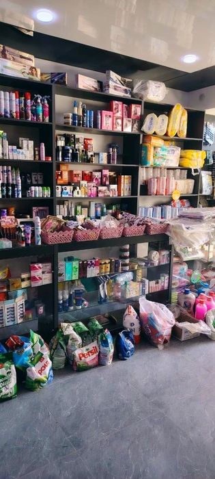 Магазин учун витрина ва полкалар.