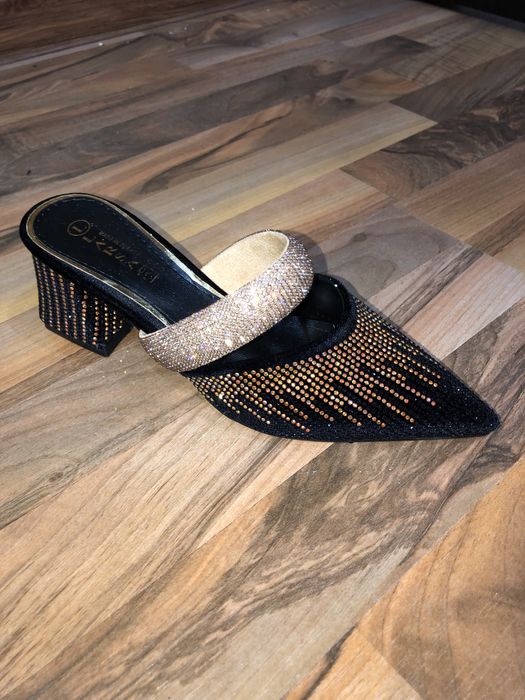 Дамски обувки с камани