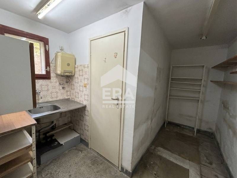 Ексклузивен партерен магазин за продажба, в тухлена сграда в кв. Чайка