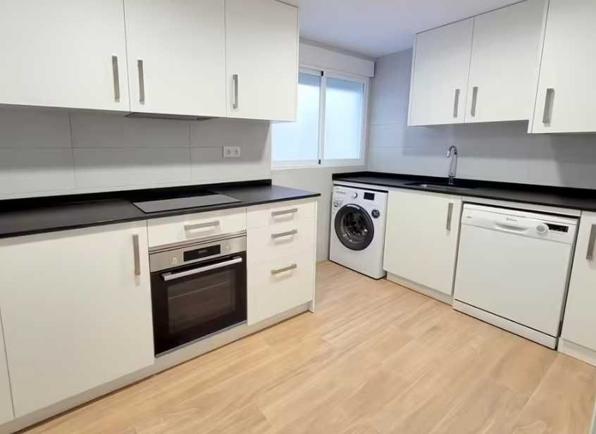 Дава се под наем Тристаен апартамент в Пловдив, Каменица 1 - 88 кв.м за 270.3 € - Снимка #2