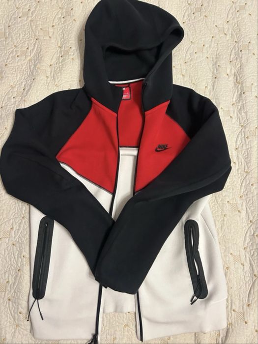 Hanorac Nike Tech Windrunner Rosu