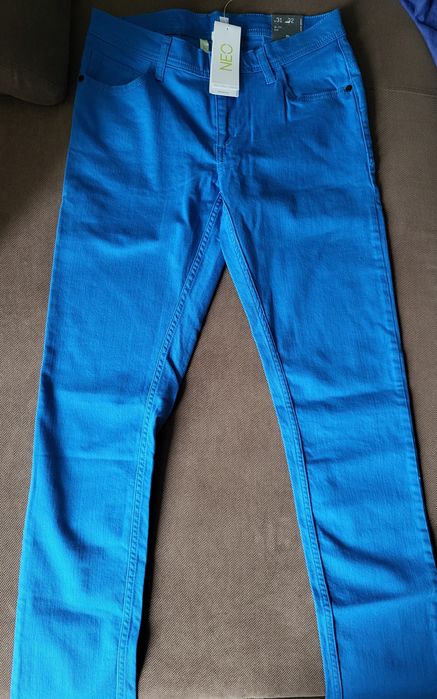 Vand blugi noi Adidas