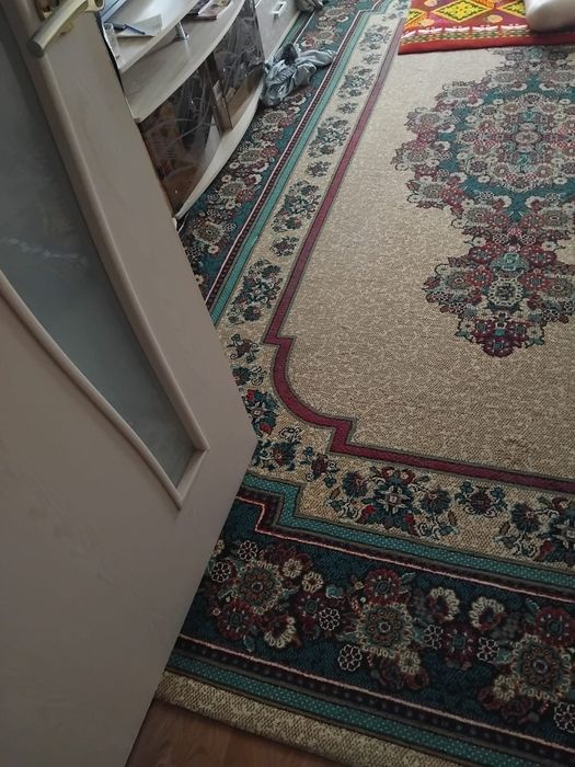 Отдам тахту и ковер даром