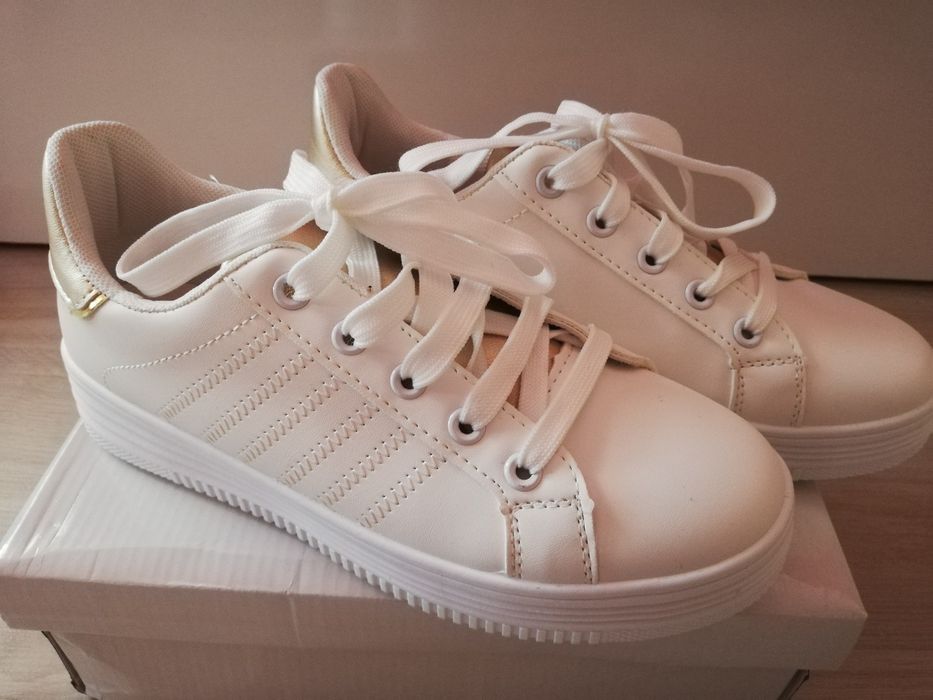 Нови дамски, бели сникърси, 38 номер по етикет, но отговарят на 37