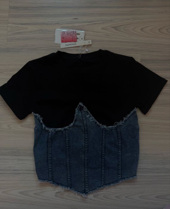 Дамска тениска с ефектен дънков корсет отпред. Тениската е нова