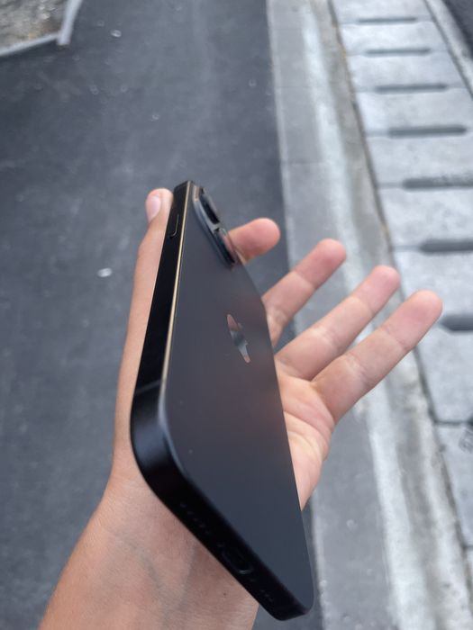 Iphone 15 perfect  (sanatate 90%) vine inclus cu incarcator casti airpods4