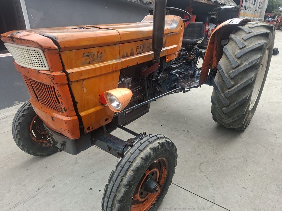 Vând doua tractoare,un fiat de 60 de cai și un leuț de 445