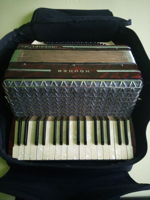 Vând acordeon Hohner Imperial 4