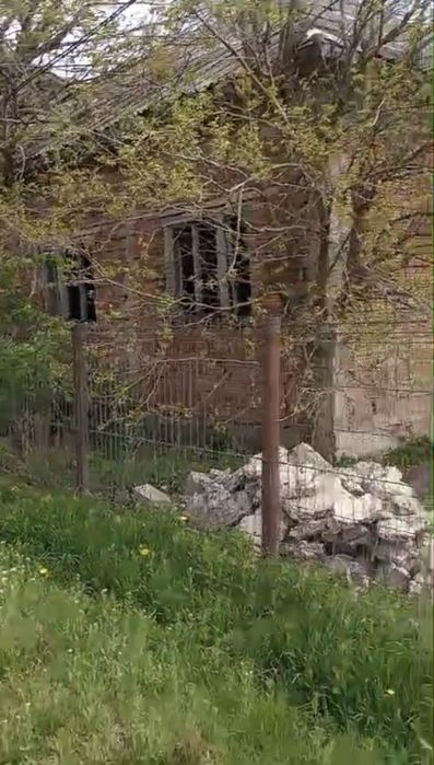 Constructie la rosu +teren 17 ari aproximativ