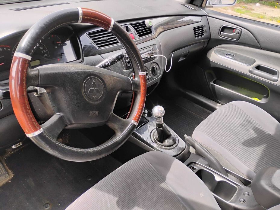 Автомобил Митсубиши Лансер