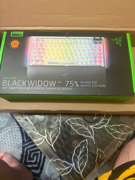Vand Tastatura Rezer blackwidow x v4 75 phantom white edition în cutie nouă