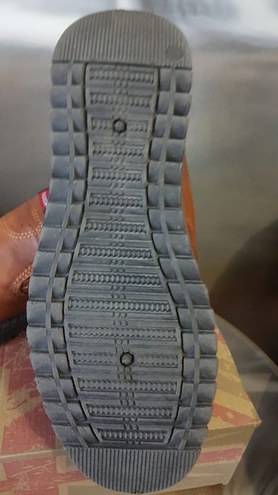 Vând pantofi bărbătești din piele naturală