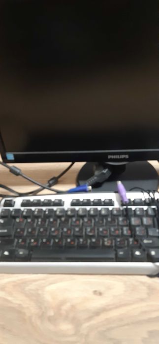 Монитор Philips и клавиатура