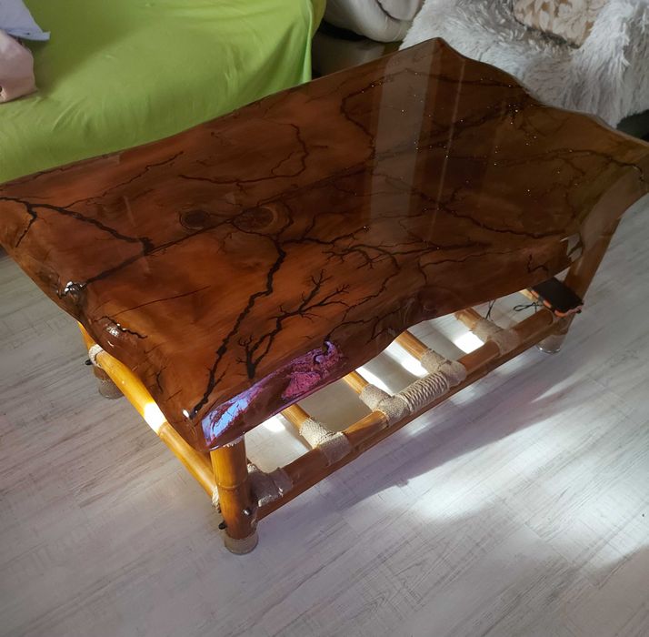 Холна маса от масивно дърво с лед ефекти и крака от бамбук.