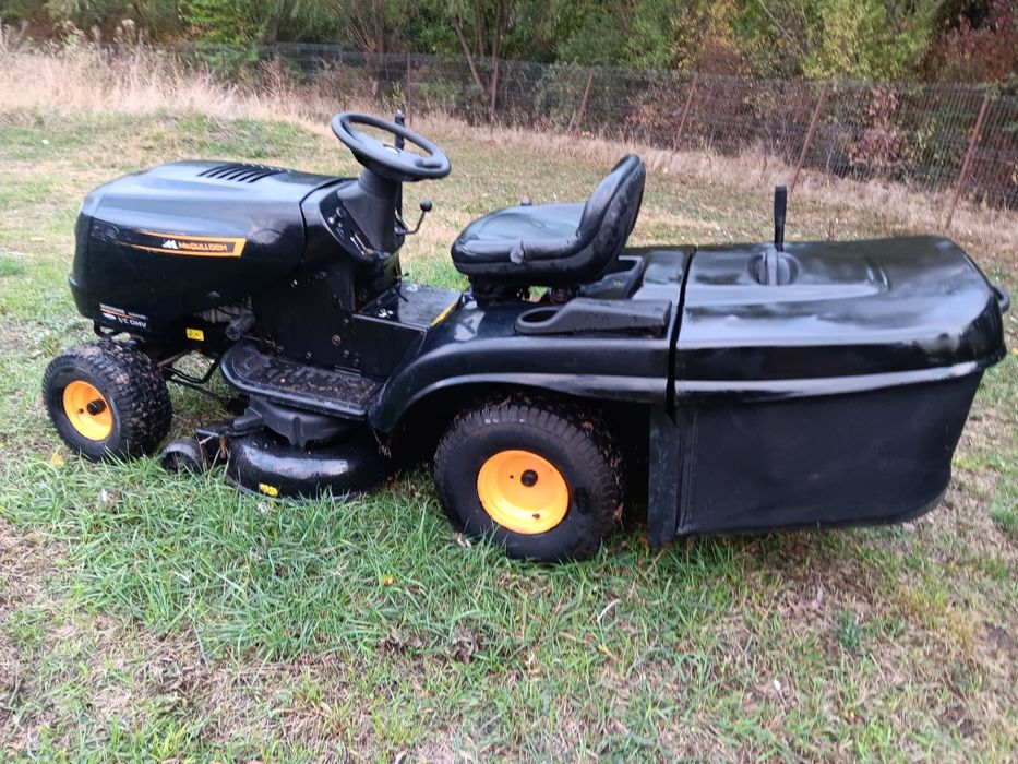 Tractoras  de taiat  iarbă și gazon profesiosional Mcculloch la fel ca si Husvarna
