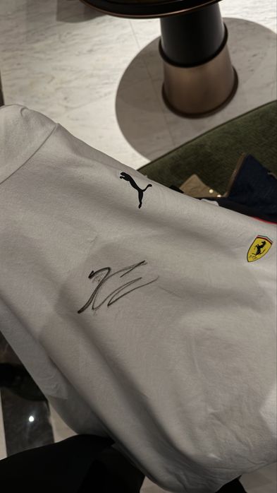 Продается футболка с автографом Charles Leclerc's Ferrari F1