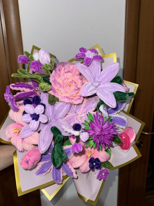 Buchete cu trandafiri crini lalele si alte flori nemuritoare