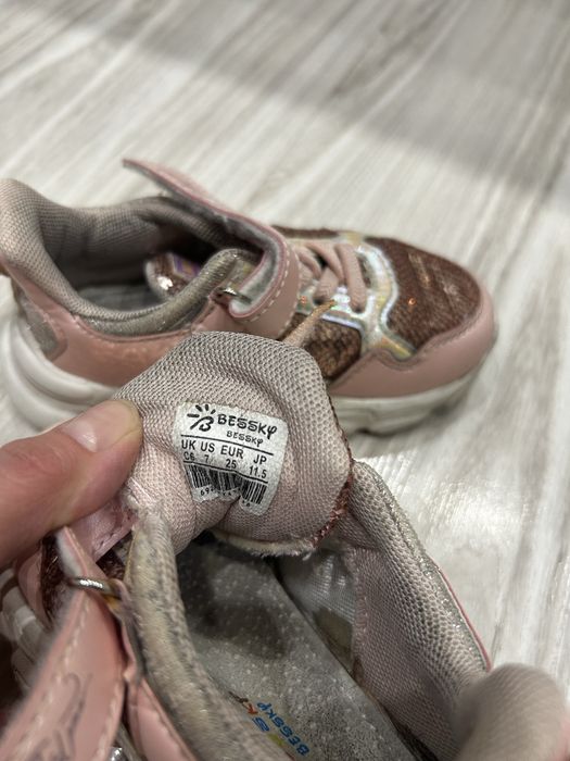 Продам кроссовки на девочку