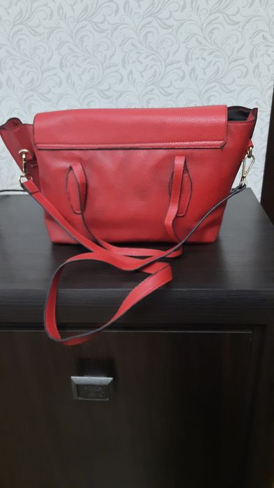 Сумка красная в нормальном состоянии