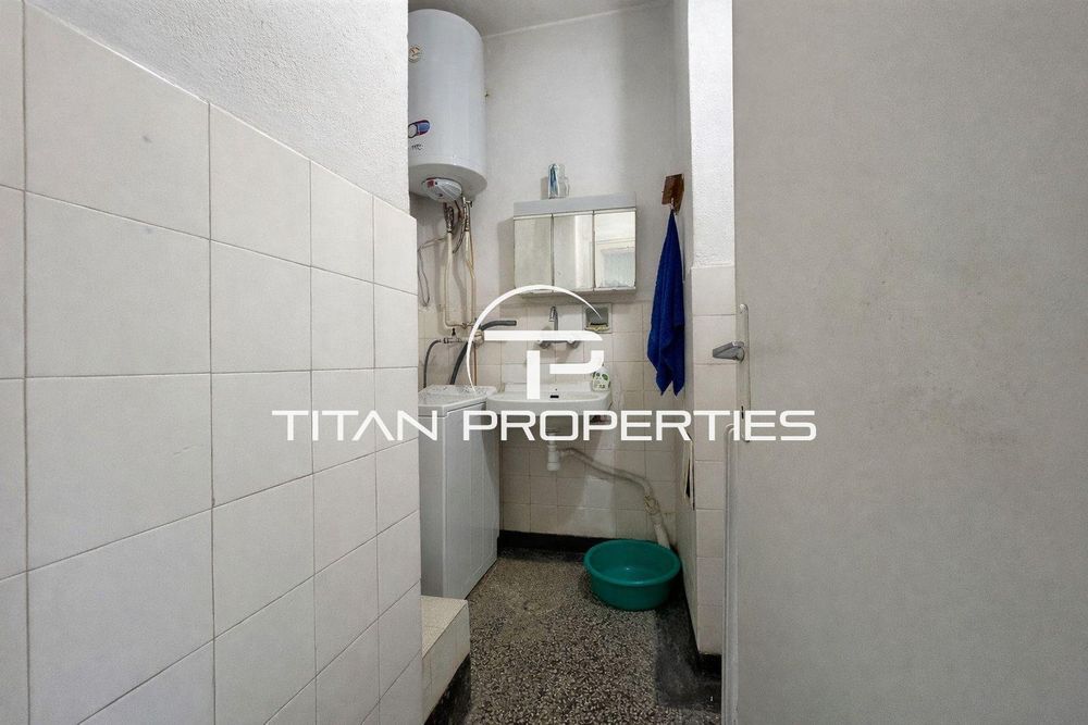 Тристаен апартамент за продажба в Център