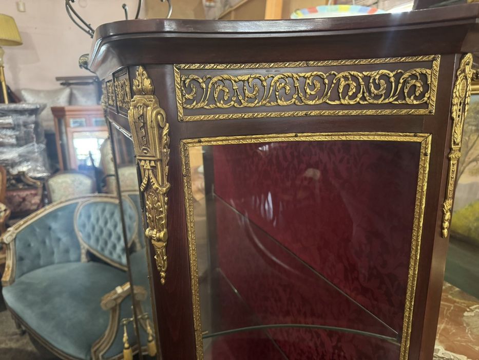 Изящна антикварна витрина