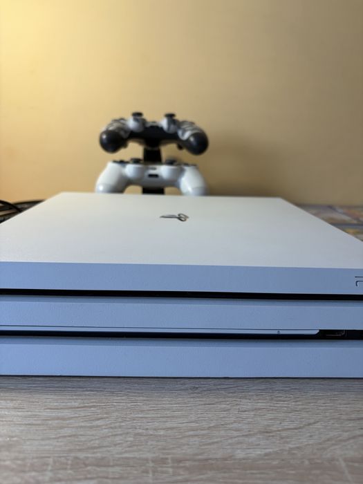 ДОГОВАРЯЕМ  PS4 Pro Glacier White 1 TB + 2 оригинални DualShock4 контролера със зареждаща стойка, игри по желание