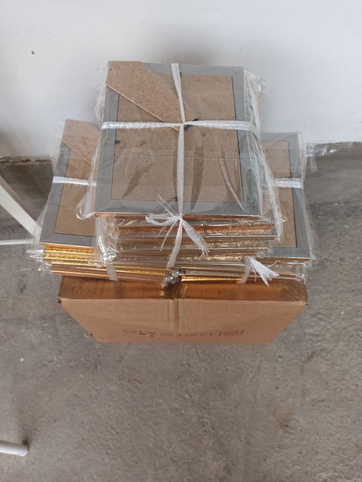 Продаётся A5 рамка для фото новая размеры  15/20 см

Новая 

Стоимость