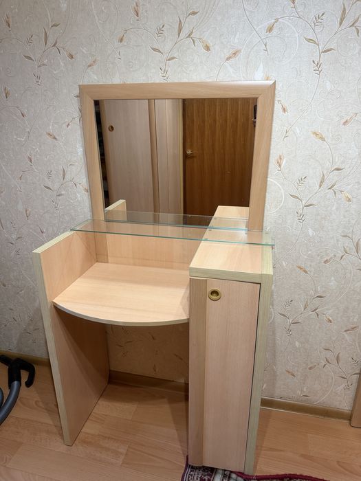 Продам туалетный столик