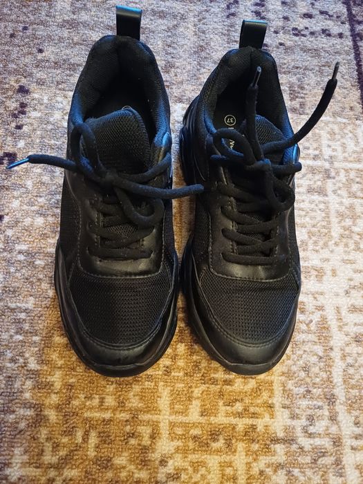 Продавам детски маратонки.