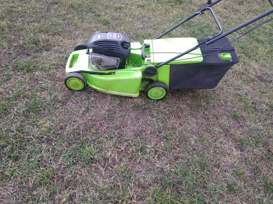 Mașină de tuns iarba  cu AUTOPROPULSIE ( tracțiune)