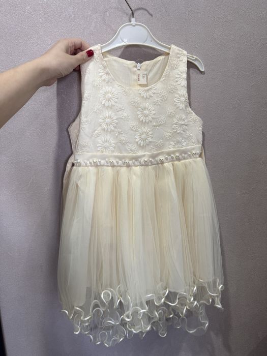 Праздничное платье для девочки в хорошем состоянии.