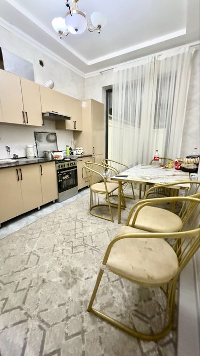 Победа махаласида евро ховли сотилади.10 та хона.Срочно