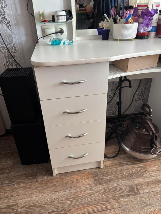 Стол косметический