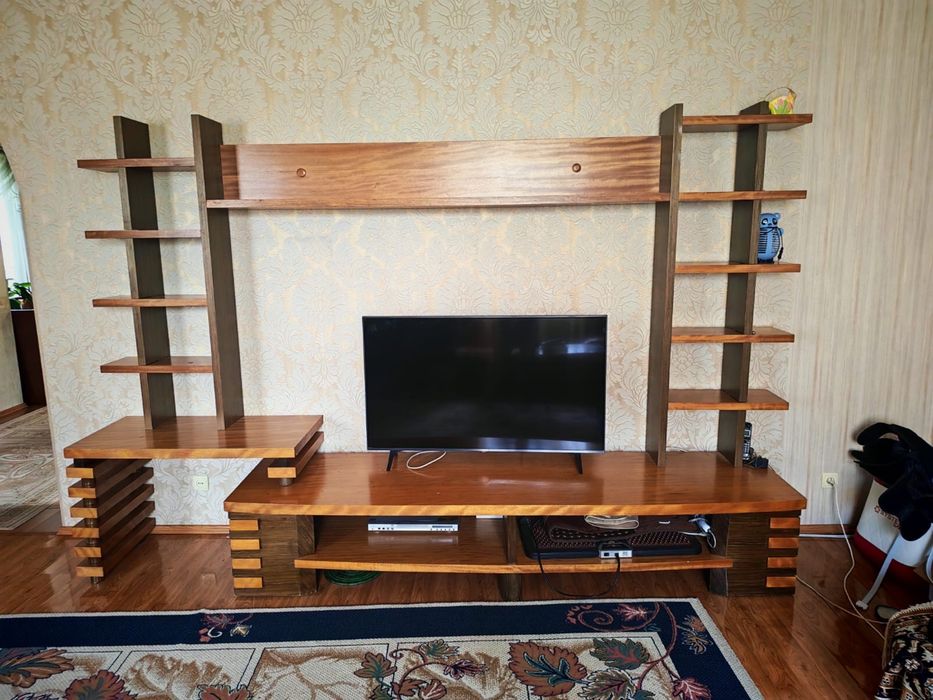 Продам деревянную мебельную стенку под телевизор