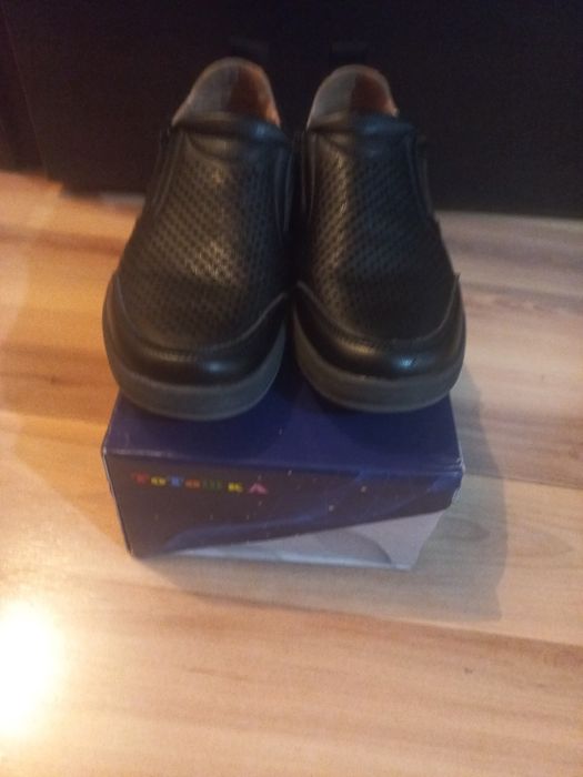 Продам обувь на мальчика в школу