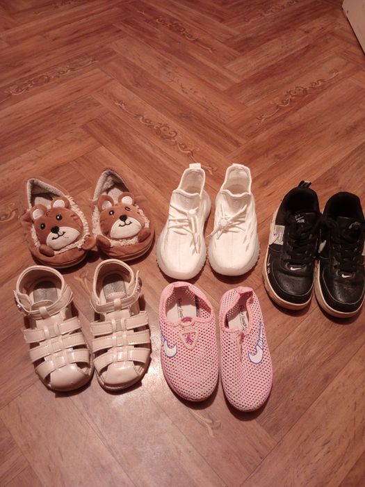 Отдам детскую обувь за продукты питания.