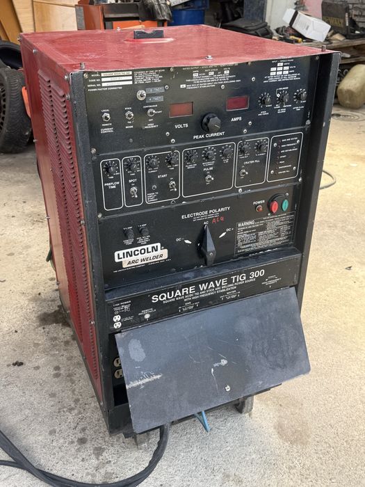 Unic Lincoln Electric Square Wave TIG 300 AC/DC 300A + torță + răcire + cărucior