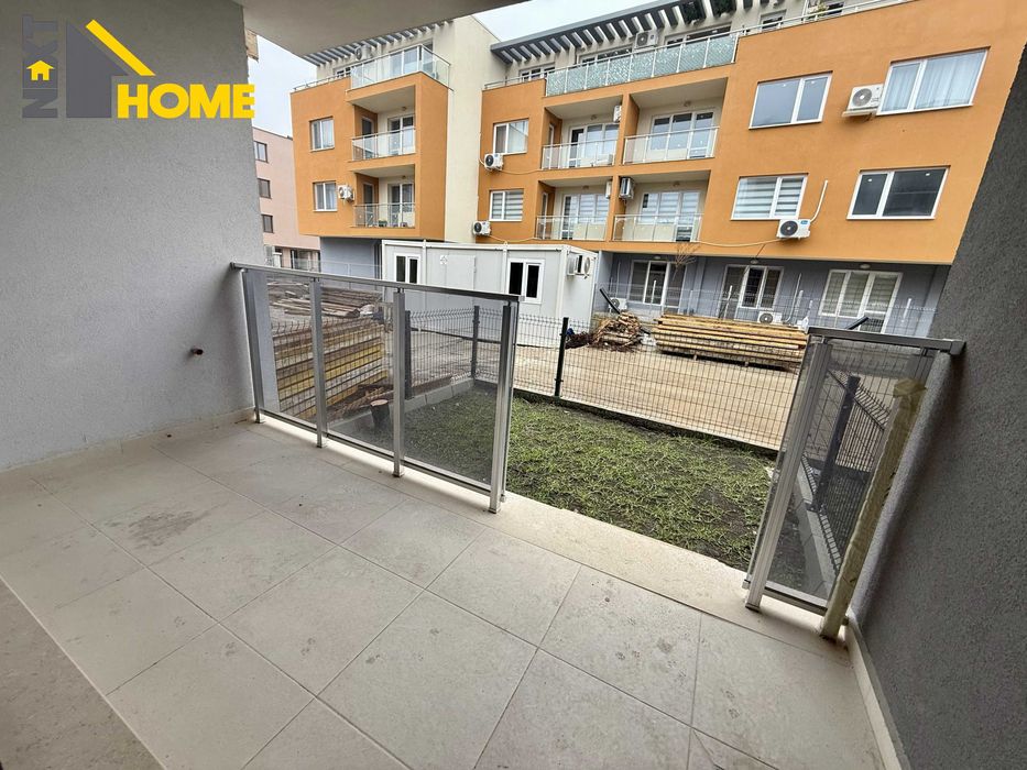 Тристаен апартамент в новопостроена жилищна сграда, със собствен двор