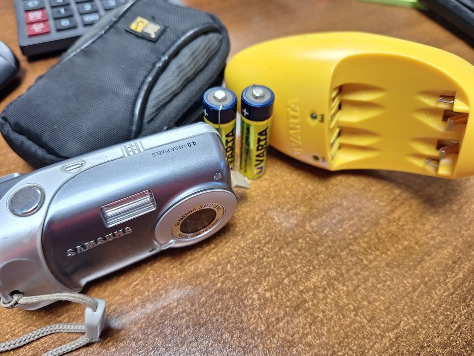 Продавам фотоапарат samsung в комплект със зарядно за акумулаторни бат