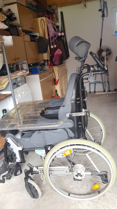 Vând scaun cu rotile